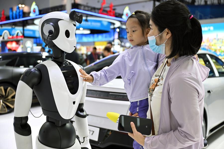 (Summer Davos) Xinhua Headlines: From AI to new energy, China’s emerging industries a boon for the world